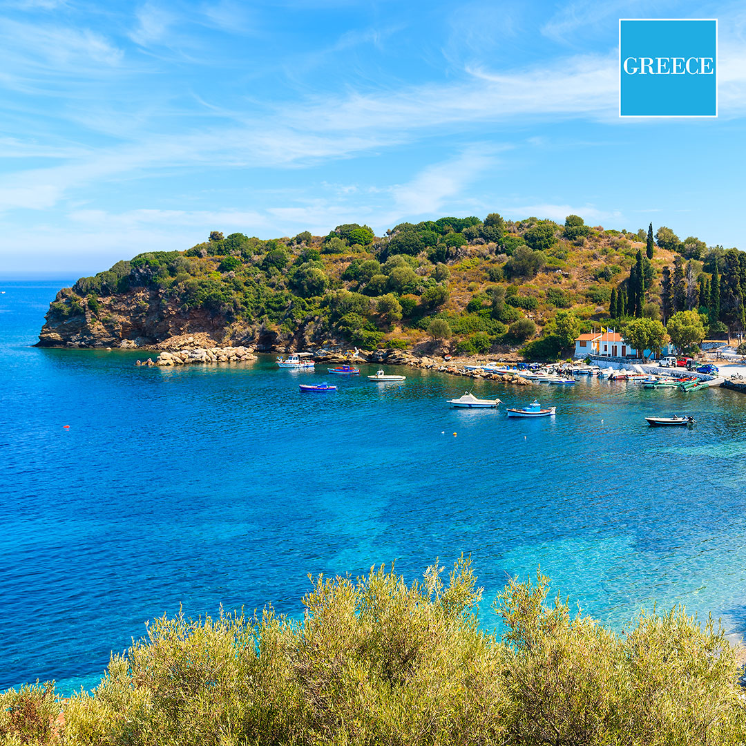 Blick auf kleine Bucht mit Booten auf Samos