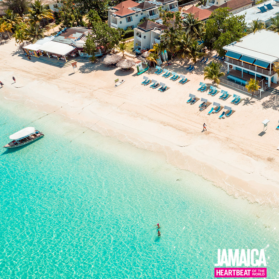 Blick auf Seven Mile Beach auf Jamaika