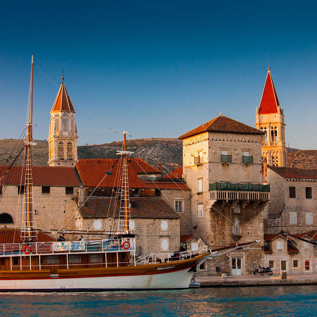 Stadt Trogir mit Hafen