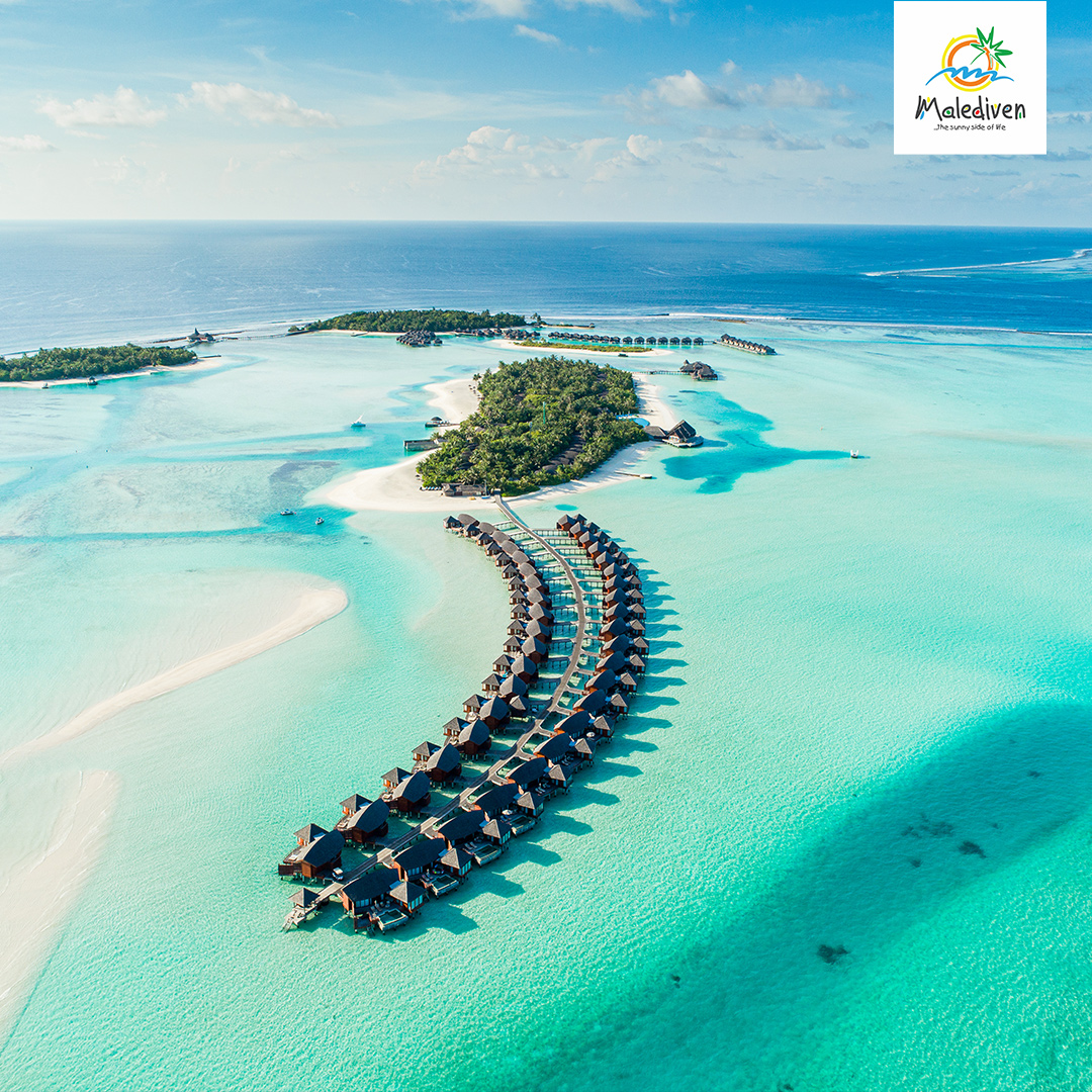 Blick auf Insel Resort mit Wasserbungalows auf den Malediven