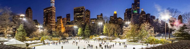 Blick auf das Eislaufen im Central Park vor der Skyline New Yorks