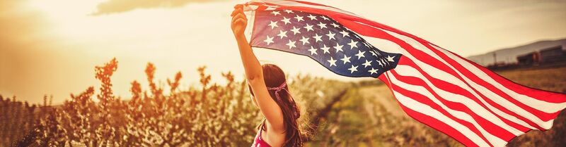 Fliegen in die USA mit Condor Mädchen mit USA-Flagge