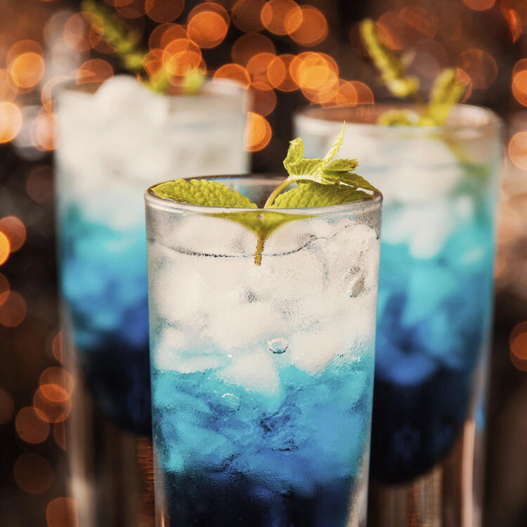 Ein Cocktail in den Farben des Meeres Ein Cocktail in den Farben des Meeres
