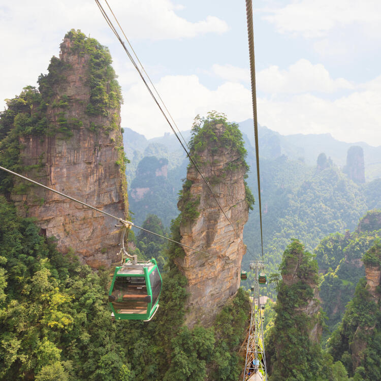 Gondeln in Mitten der hohen Steine im Zhangjiajie National Park in China