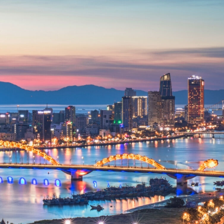 Tauchen und Schnorcheln in Vietnam Sicht auf die Drachenbrücke in Danang bei Sonnenuntergang