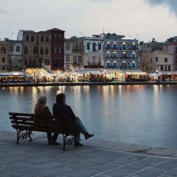 Ein Paar genießt die Aussicht von den venezianischen Hafen, Chania, Kreta.