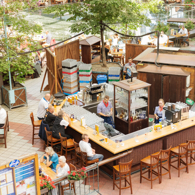Biergarten mit Gästen am München Airport