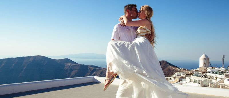 Brautpaar in weißem Dorf in Griechenland