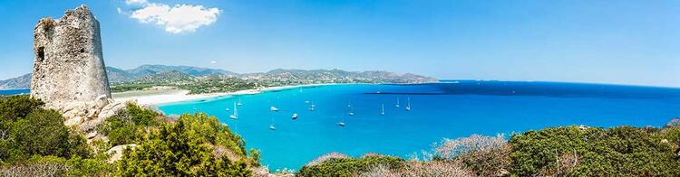 Smaragdgrünen Wasser des Mittelmeers. Panoramablick auf das Mittelmeer an der Insel Sardinien.