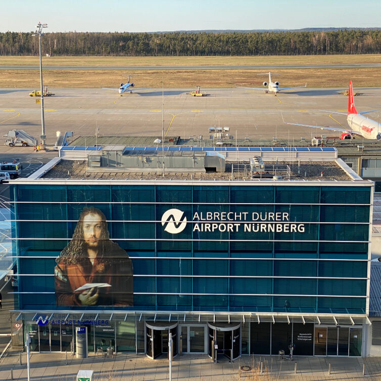 Frontalsicht auf den Flughafen Nürnberg