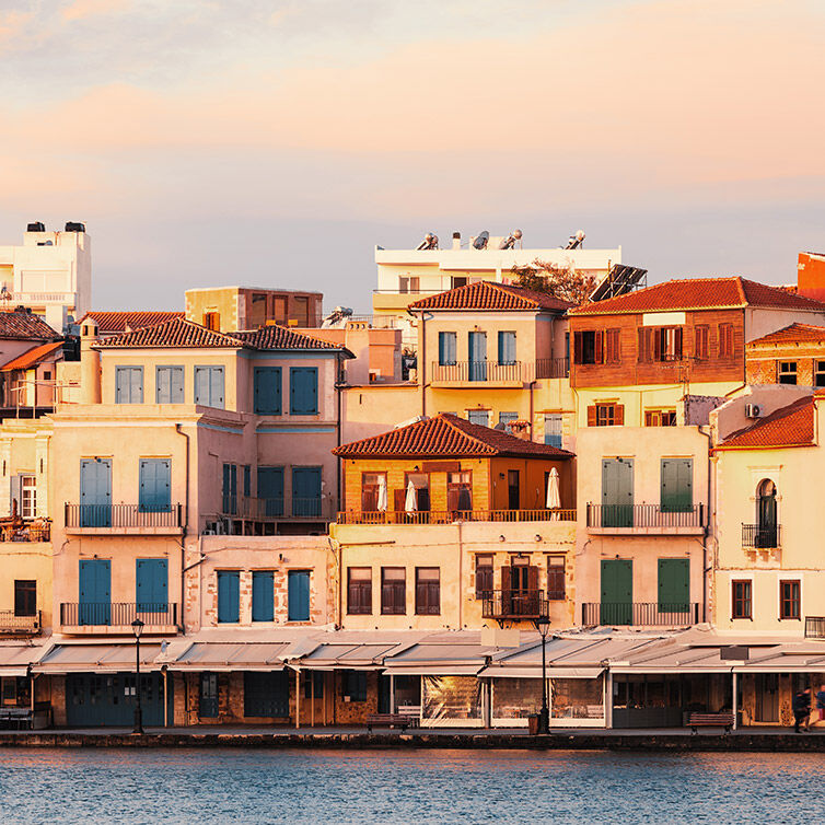 Blick auf die Stadt vom Meer aus in Chania