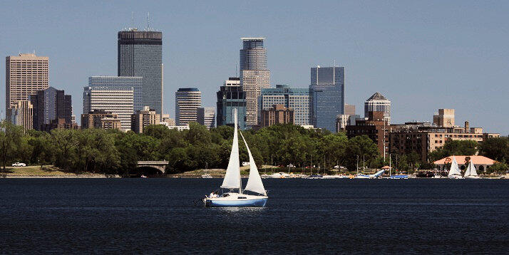 Segelboot vor Skyline Minneapolis, USA | Condor Segelboot vor Skyline Minneapolis, USA | Condor