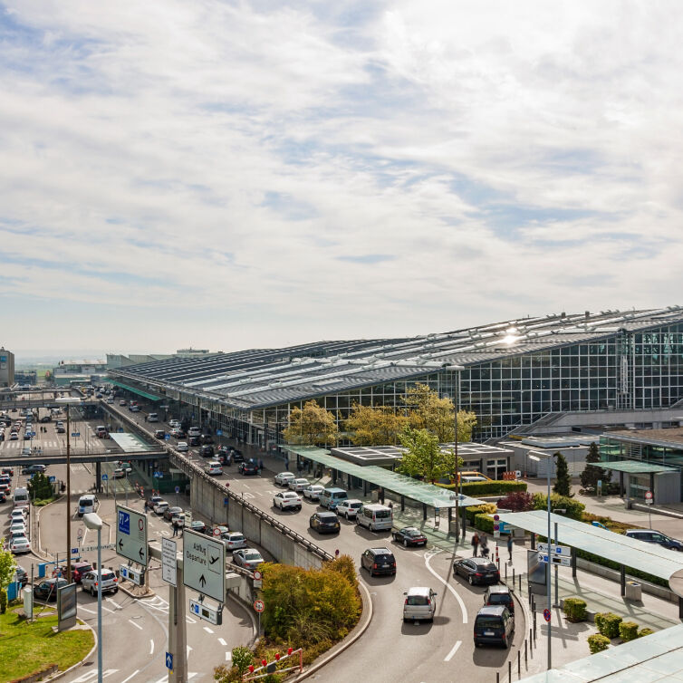 Außenansicht der beiden Terminals 1 und 2 des Flughafen Stuttgart