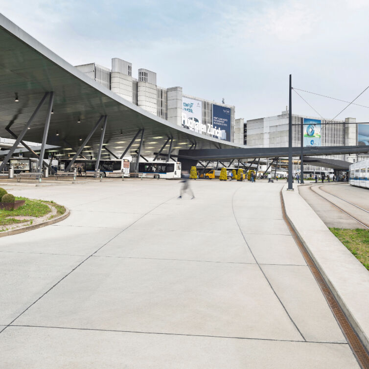 Frontalsicht vom Flughafen Zürich bei Tageslicht
