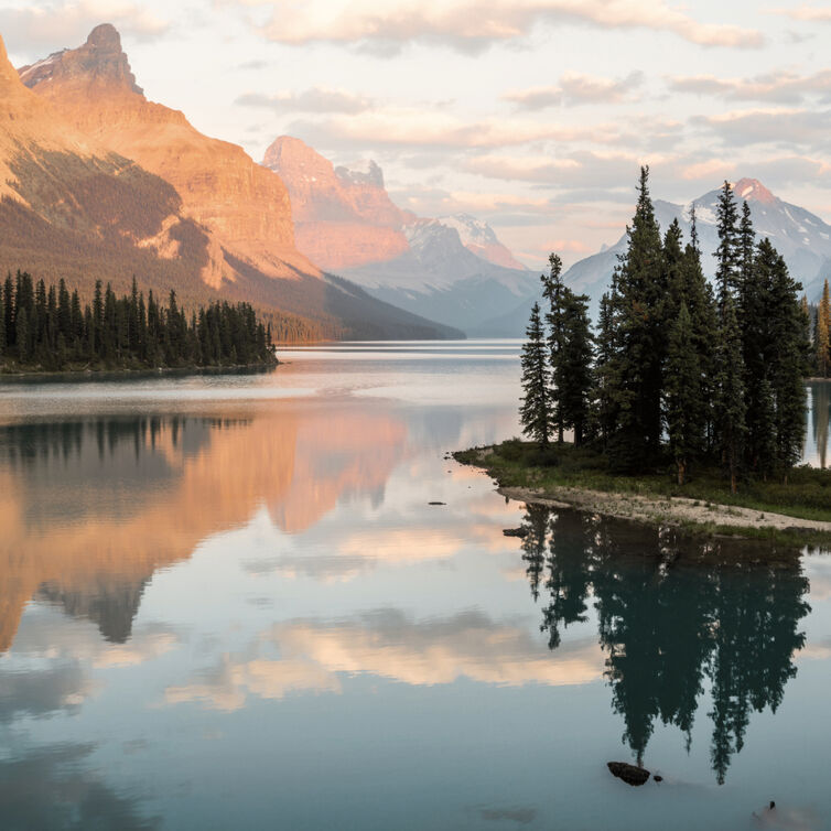 Inseln in einem See in der kanadischen Provinz Alberta