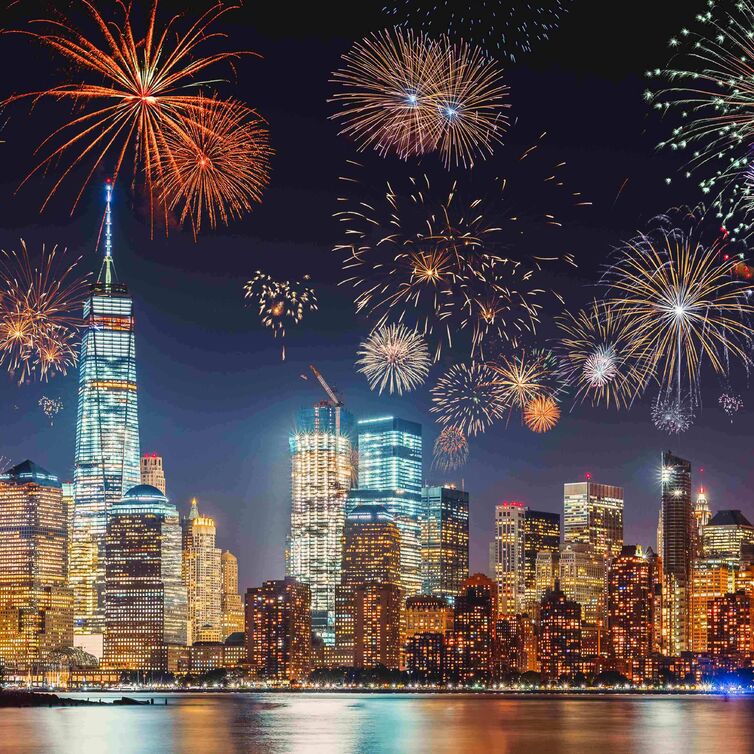 Feuerwerk vor New York Skyline
