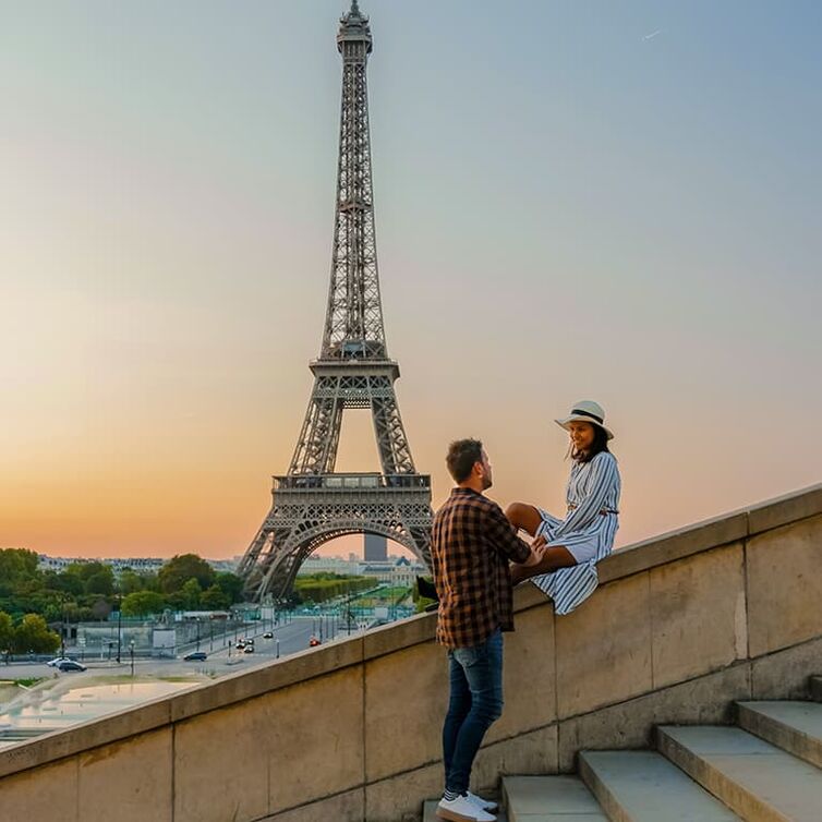Ein Paar schaut über Paris. Der Eifelturm im Hintergrund. 