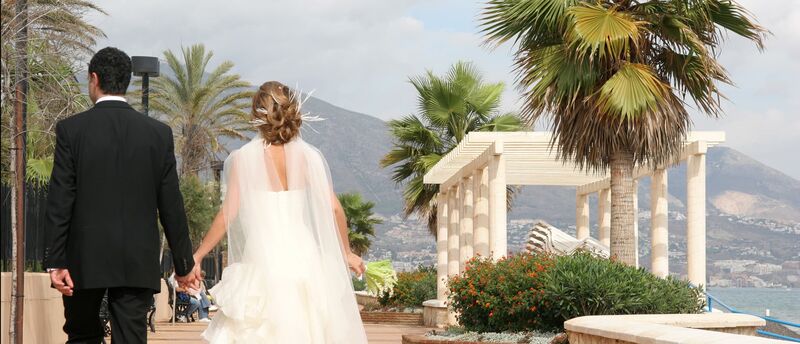 Mittelmeer Flair: Ja-Wort auf Mallorca Brautpaar heiratet in Mallorca an der Promenade