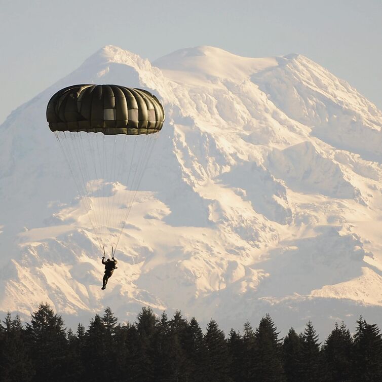 Paraglider über Schneelandschaft