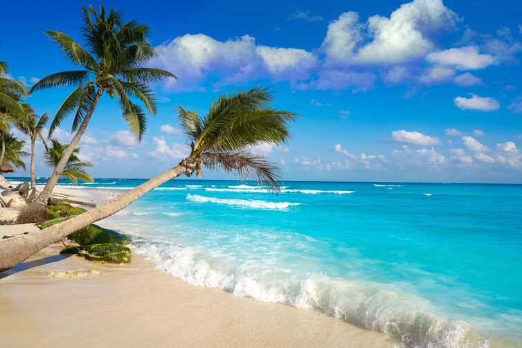 Weißer Sandstrand und türkisblaues Meer in Cancún an der Riviera Maya.