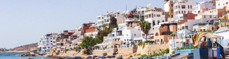 Blick vom Strand in Agadir auf die Stadt