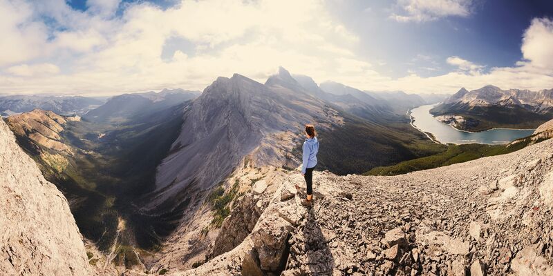 Wandern und Trekking Bergkette der Rocky Mountains in Calgary mit Wanderin auf Bergspitze