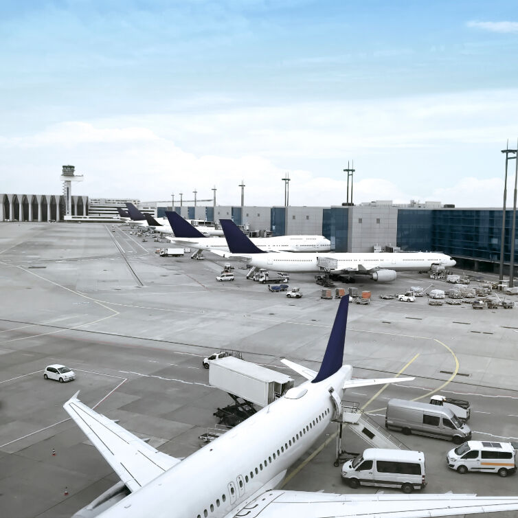 Mehrere Flugzeuge stehen aufgereiht an den Gates des Frankfurter Flughafens