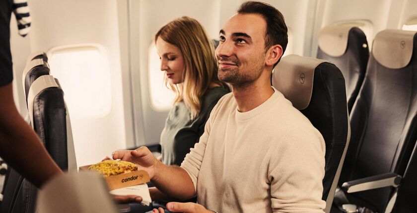 Ein Paar nimmt eine Mahlzeit an Bord der Condor zu sich