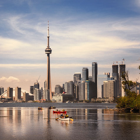 Die skyline von Toronto, im Vordergrund ein See mit Kanus