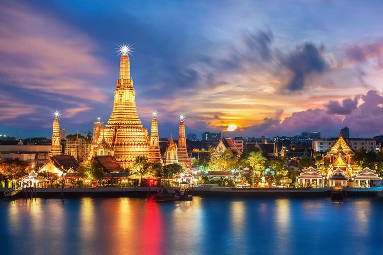 Wat Arun Tempel in Bangkok bei Sonnenuntergang.