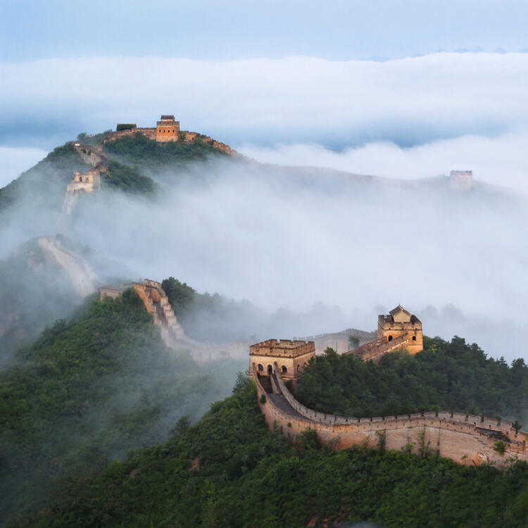 Die Mauer in China zwischen Bergen und Nebel