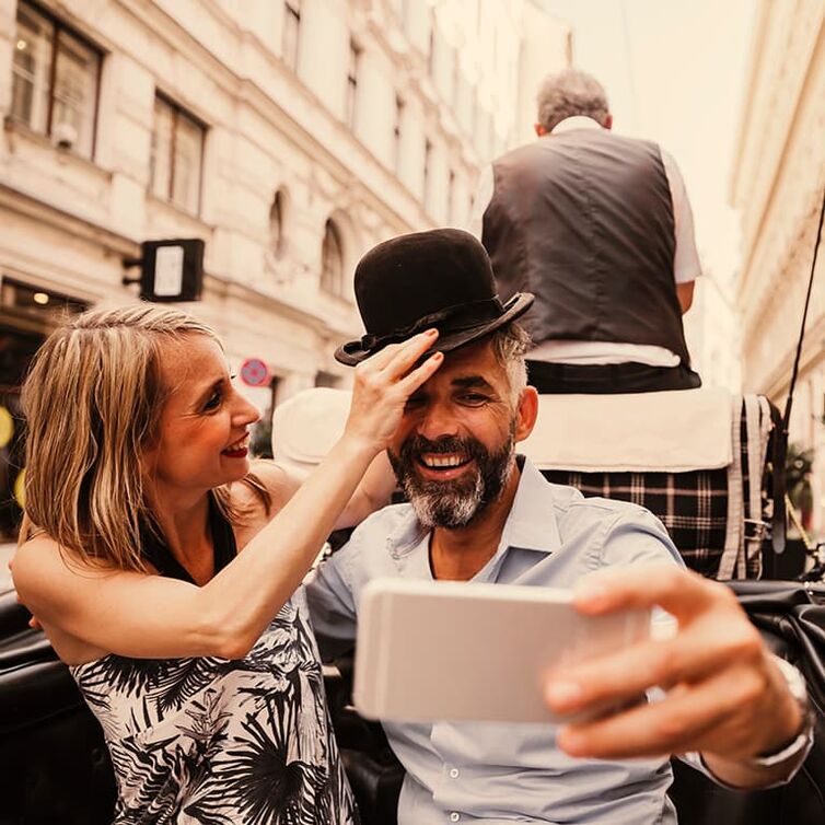 Ein Paar in einer Kutsche sitzend. 