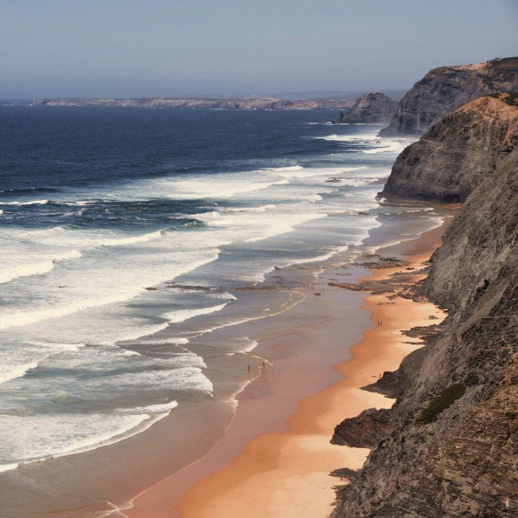 Strand mit Steilküste in Faro Algarve