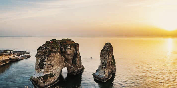 Der berühmte Taubenfelsen von Beirut bei Sonnenuntergang mit Blick bis zum Horizont.