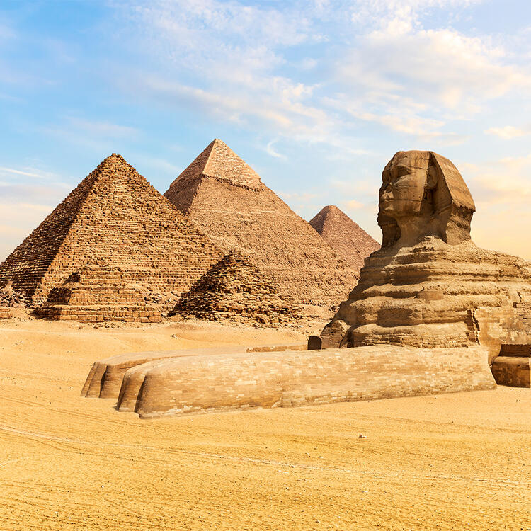 Die Pyramiden von Gizeh und die Große Sphinx von Gizeh vor blauem Himmel