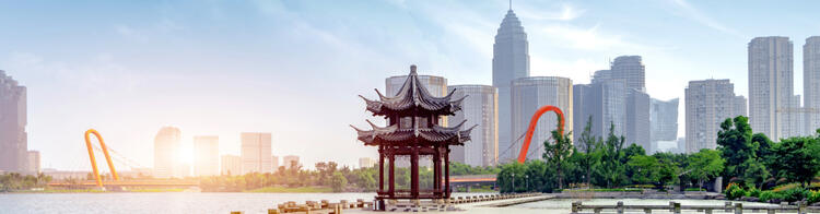 Sicht auf die Skyline in Hangzhou zum Sonnenuntergang