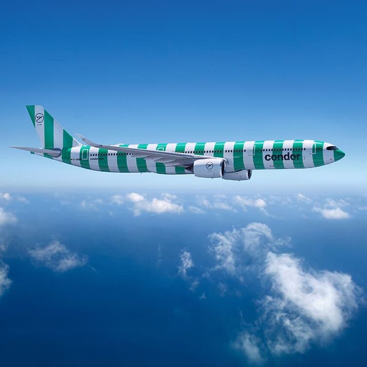 A330neo grün-weiß gestreift in den Wolken.