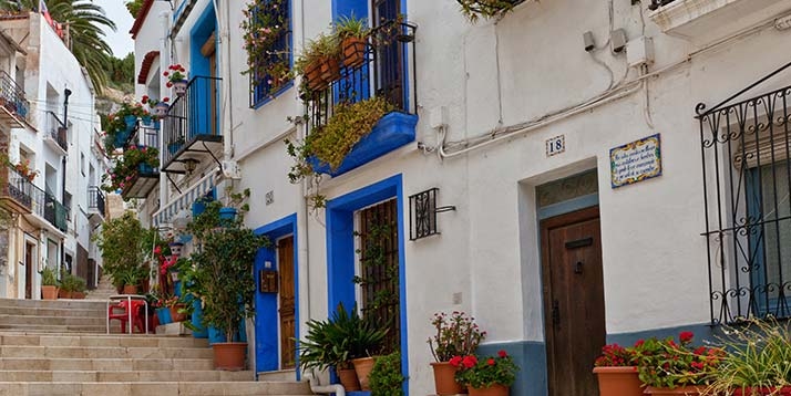 Alicante Typische Gasse mit Blumen entlang der Treppe in der alten Stadt Alicante, Spanien