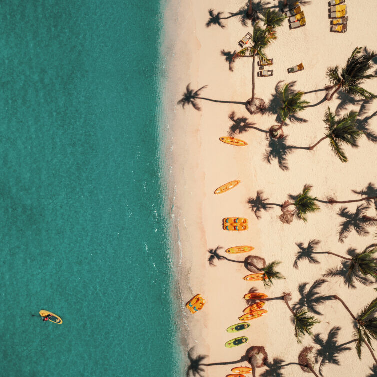 Strand am Meer in Punta Cana aus Vogelperspektive