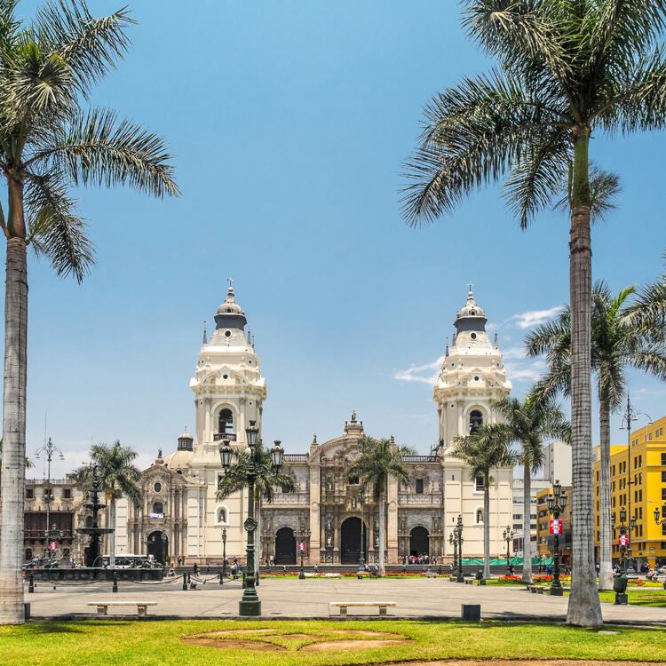 Kathedrale von Lima Historisches Zentrum von Lima mit der barocken Kathedrale und umliegenden Kolonialgebäuden.