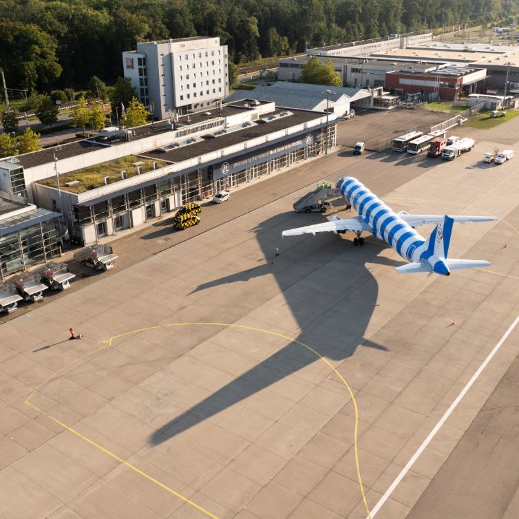 Condor am Flughafen Friedrichshafen
