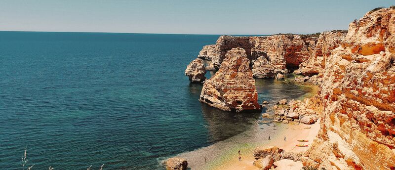 Algarve Küste in Portugal mit Strandbucht