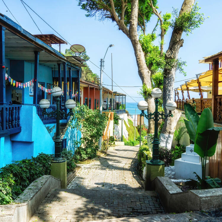 Stadtteil Barranco in Lima Farbenfrohe Häuser und eine schmale Gasse mit Blick auf den Pazifik im Künstlerbezirk Barranco, Lima.