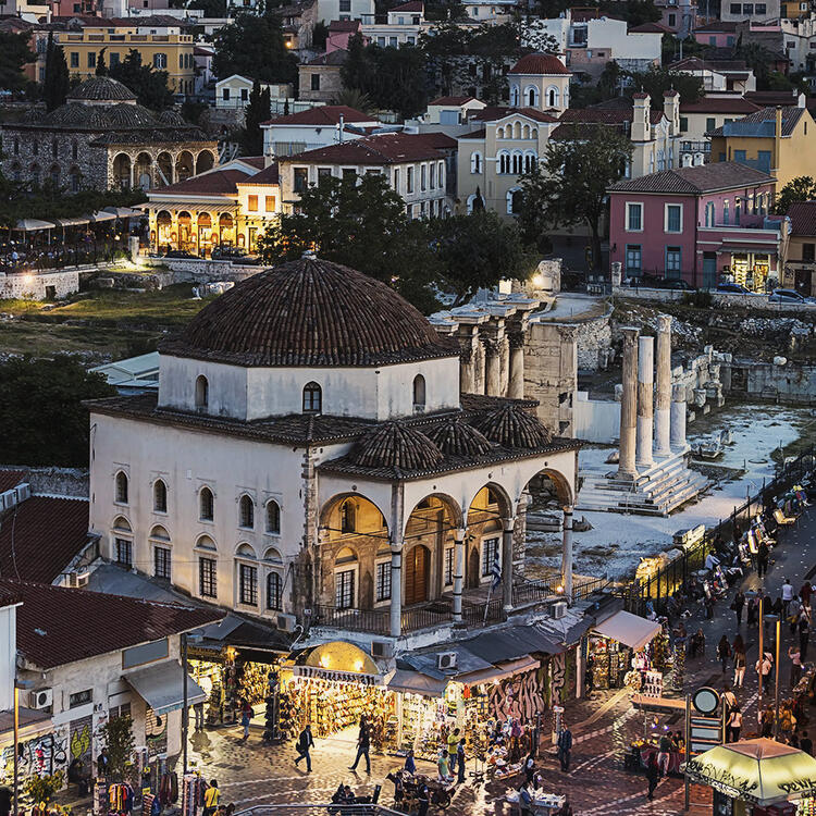 Nacht blick auf den beliebten Monastiraki Platz mit alter Moschee, eine der wichtigsten Touristenattraktionen in Athen, Griechenland