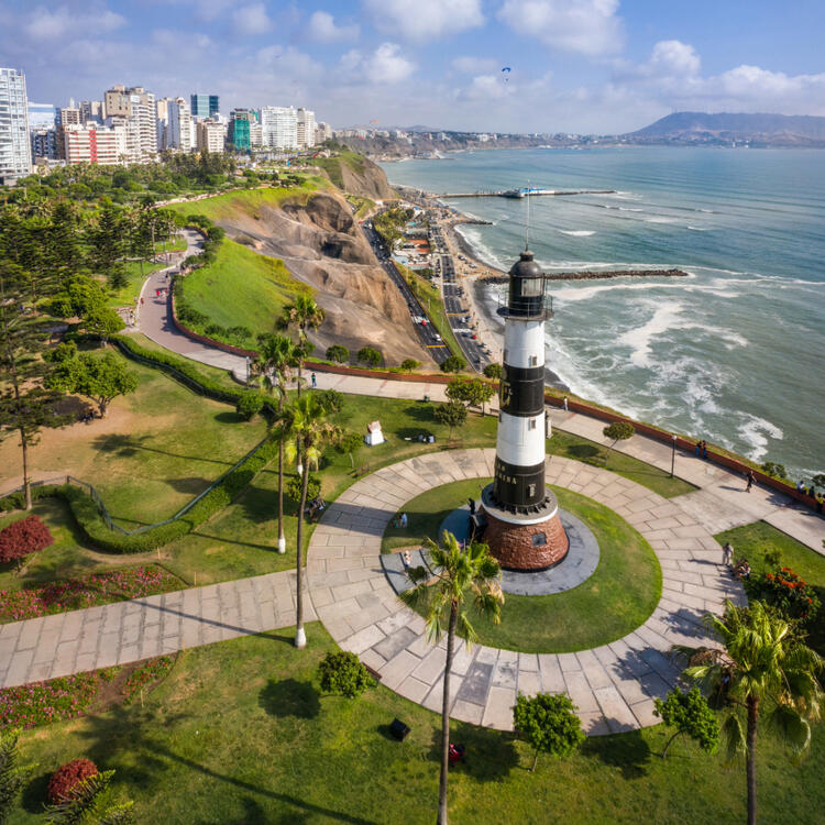 Leuchtturm in Miraflores Lima Schwarz-weißer Leuchtturm in Miraflores, Lima, auf einer Klippe mit Blick auf den Pazifik und die Stadt.