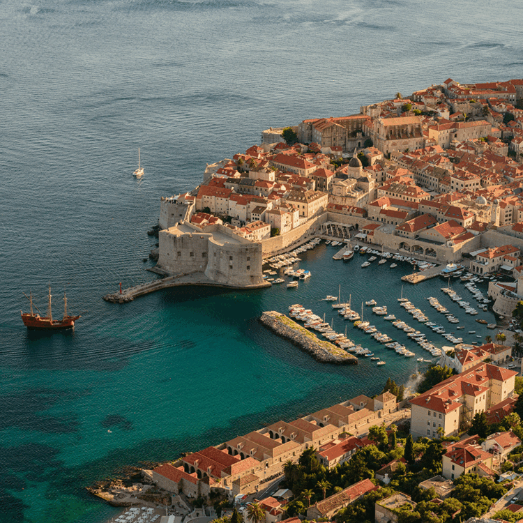 Luftbild der Altstadt von Dubrovnik mit Stadtmauer und alten Hafen in Dubrovnik, Kroatien