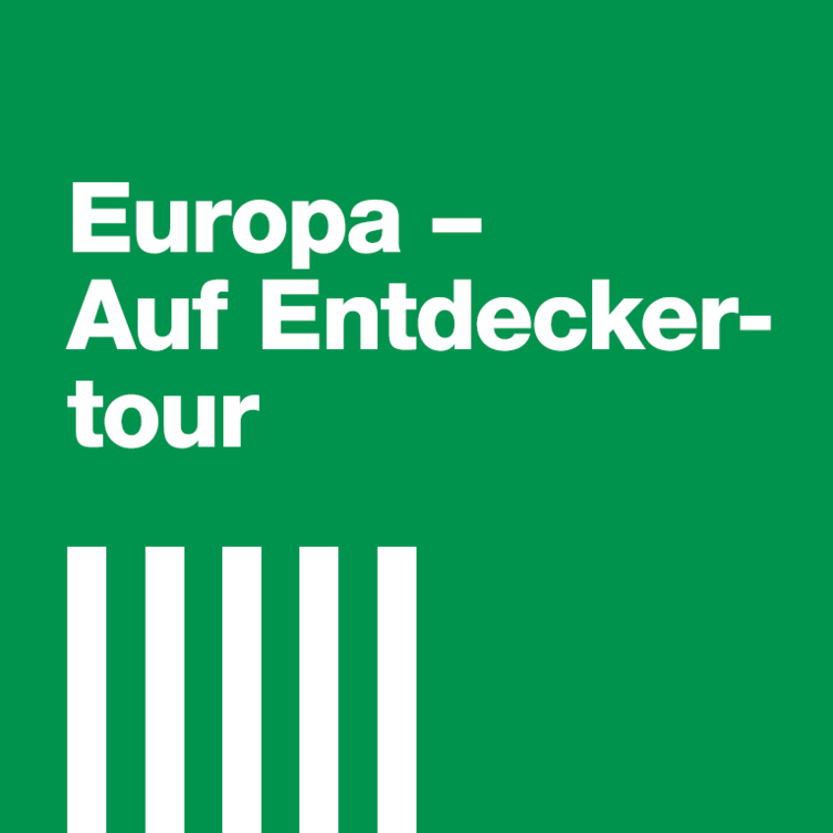 Blaue Kachel mit weißen Streifen und Text: Europa – Auf Entdeckertour.