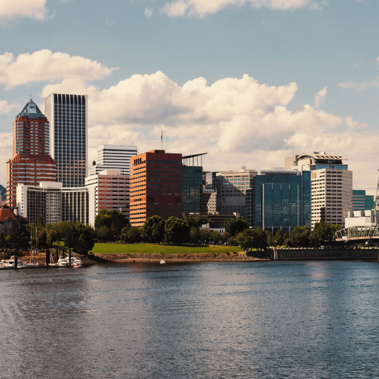 Ein Blick auf die Hochhäuser der Stadt Portland