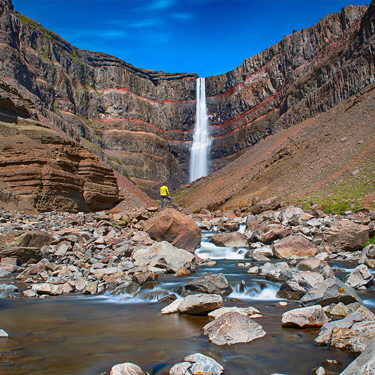 Hengifoss-Wasserfall in Island, umgeben von roten Basaltwänden