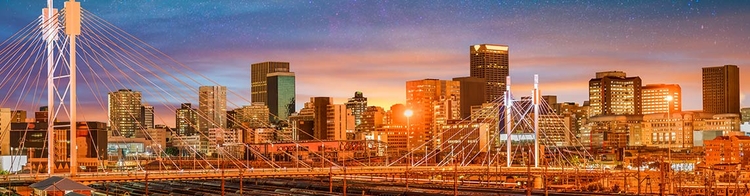 Sonnenaufgang über der Stadt Johannesburg mit Nelson Mandela Brücke 